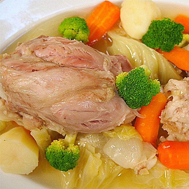 ポトフ（シュークルート）1.お好みに腸詰・ベーコンカットしてお鍋に入れます。2.ひたひたになるまで水を張り、お野菜が柔らかくなるまで煮込みます。味付けはお好みで。